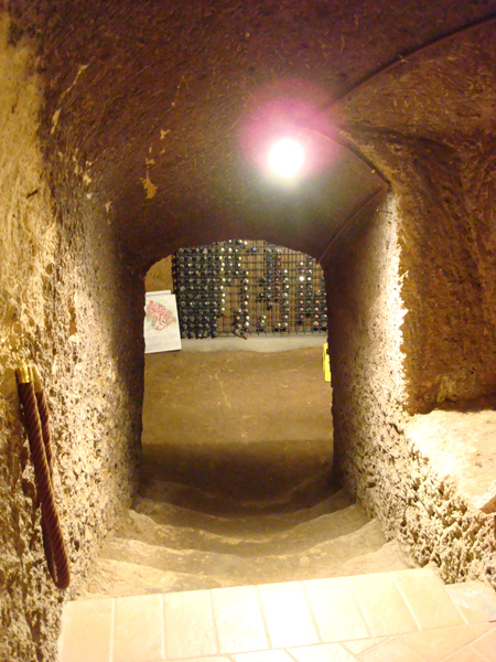la cantina dell'Hostaria Terrazza Aldobrandeschi, scavata nel tufo