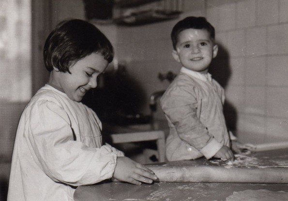 I miei fratelli stendono la pasta in cucina