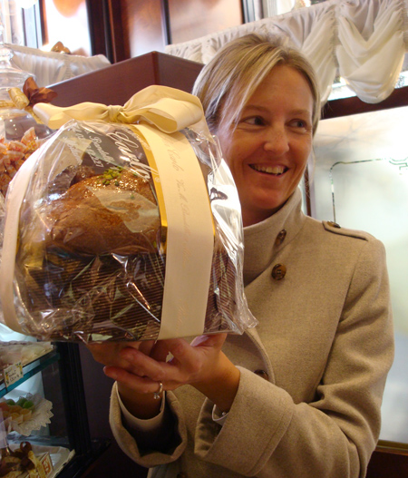 Valentina Riva con un panettone della Pasticceria San Carlo Valentina Riva con un panettone della Pasticceria San Carlo