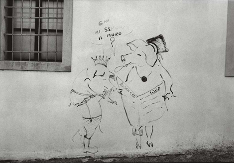 graffito sul muro di una casa di San Daniele - foto Mario Dondero