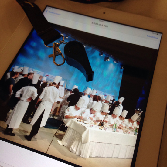 la foto scattata col mio ipad e il "fischietto ufficiale" per il tifo ;) - Cuochi e giurati_Bocuse d'Or Europe 2014, Stoccolma | ©Sandra Longinotti