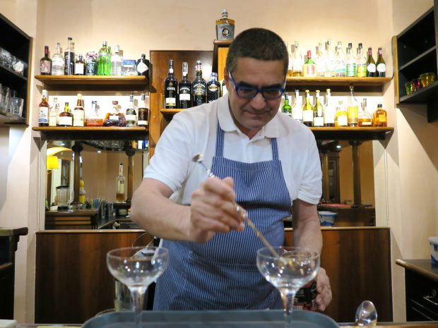Alessandro Palazzesi mentre prepara i cocktail, Al Solito Posto | ©foto Sandra Longinotti