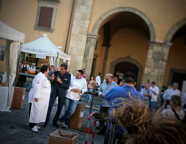 Valeria Piccini apre la serata di "Pizza e Pasta Mondiale" a Bibbiena con lo show cooking della pasta alla Scottiglia | ©foto Strutturafine