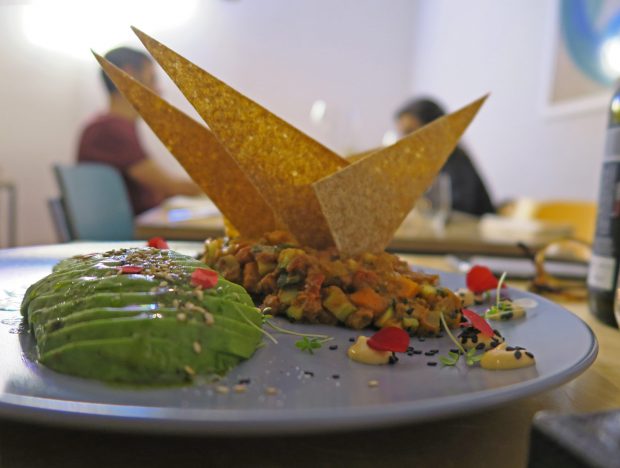 NACH, nachos con chili di verdure crude e avocado -ristorante Mantra raw vegan | ©foto Sandra Longinotti