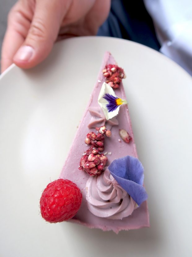 Cheezecake ai lamponi e rosa - ristorante Mantra raw vegan | ©foto Sandra Longinotti