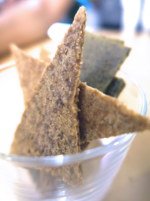 CRACK, crackers stesi a mano ed essiccati a 42 gradi per 72 ore - ristorante Mantra raw vegan | ©foto Sandra Longinotti