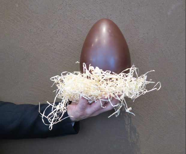 Uovo di Pasqua al cioccolato crudo bio di Grezzo Raw Chocolate | ©foto Sandra Longinotti