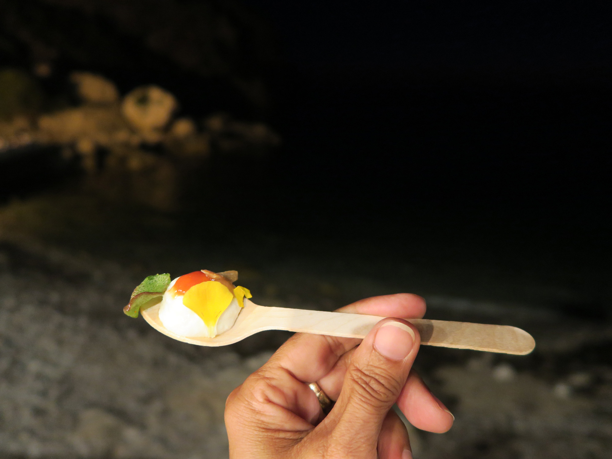 "Brezza Marina" la ricetta estiva dello chef stellato Pietro D'Agostino, da servire su un cucchiaio | ©foto Sandra Longinotti