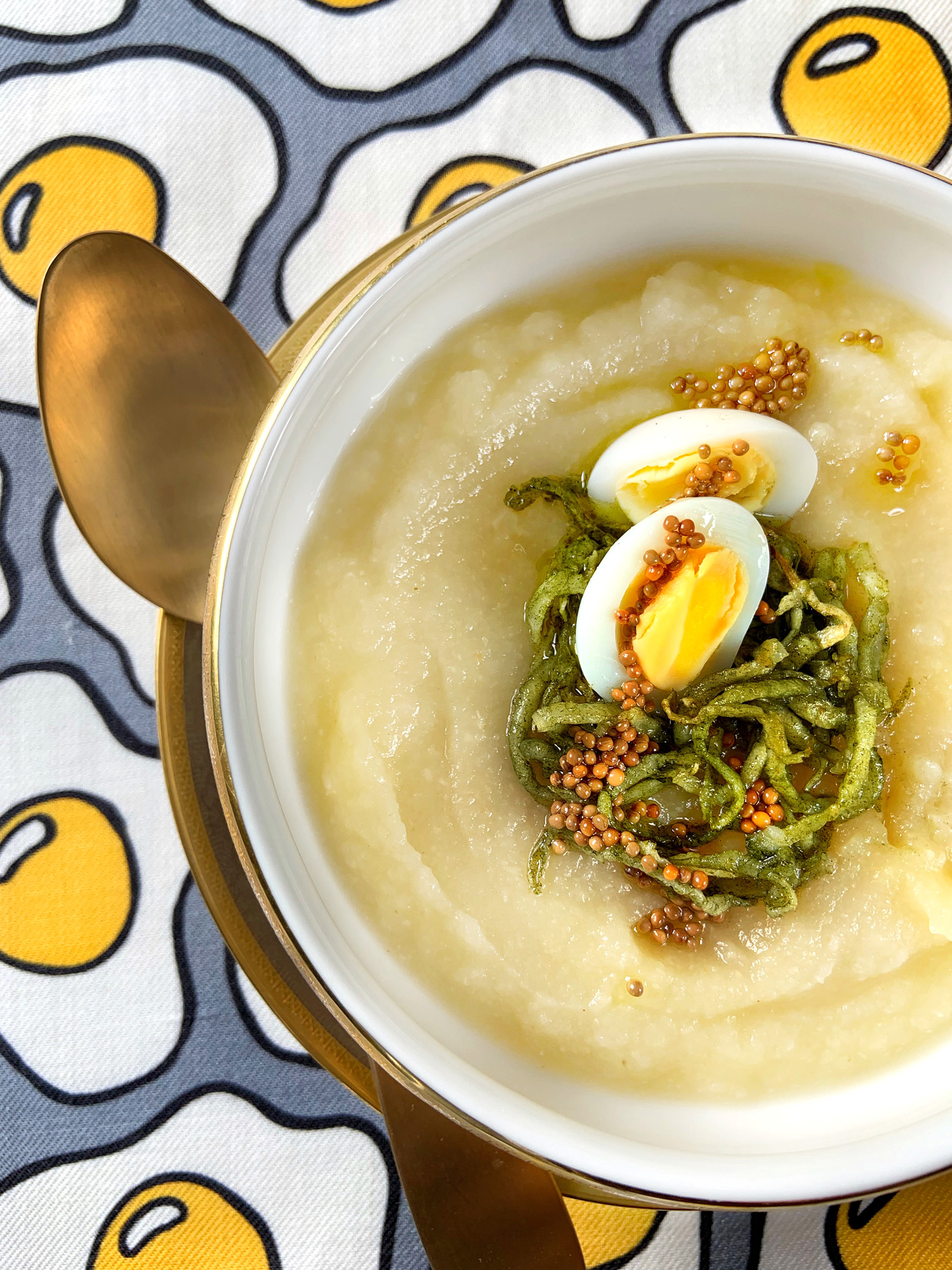 Crema di sedano rapa con chlorella e uova di quaglia, la mia Monday Soup #10 | ©foto Sandra Longinotti