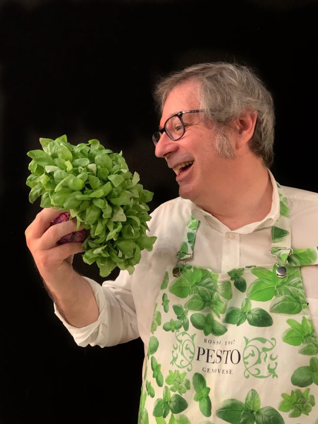 Roberto Panizza "O Rei do Pesto" per fare il pesto usa solo Basilico Genovese DOP | ©foto Sandra Longinotti