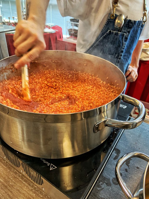 Lo show cooking da Sambonet: Christian Costardi prepara e racconta il Risotto al Pomodoro, aka Tomato Rice, icona della loro cucina | ©foto Sandra Longinotti