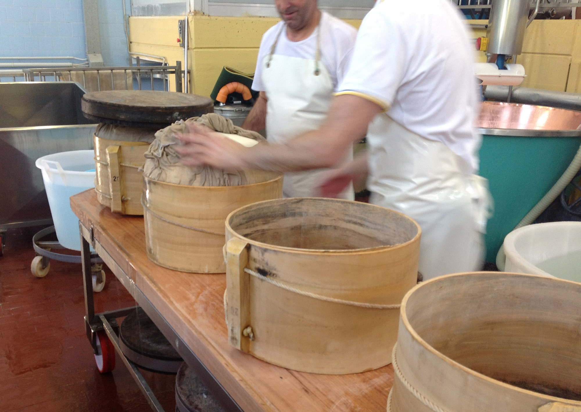Lavorazione del parmigiano-reggiano. #iorestoacasa faccio la spesa online e compro made in Italy | ©foto Sandra Longinotti