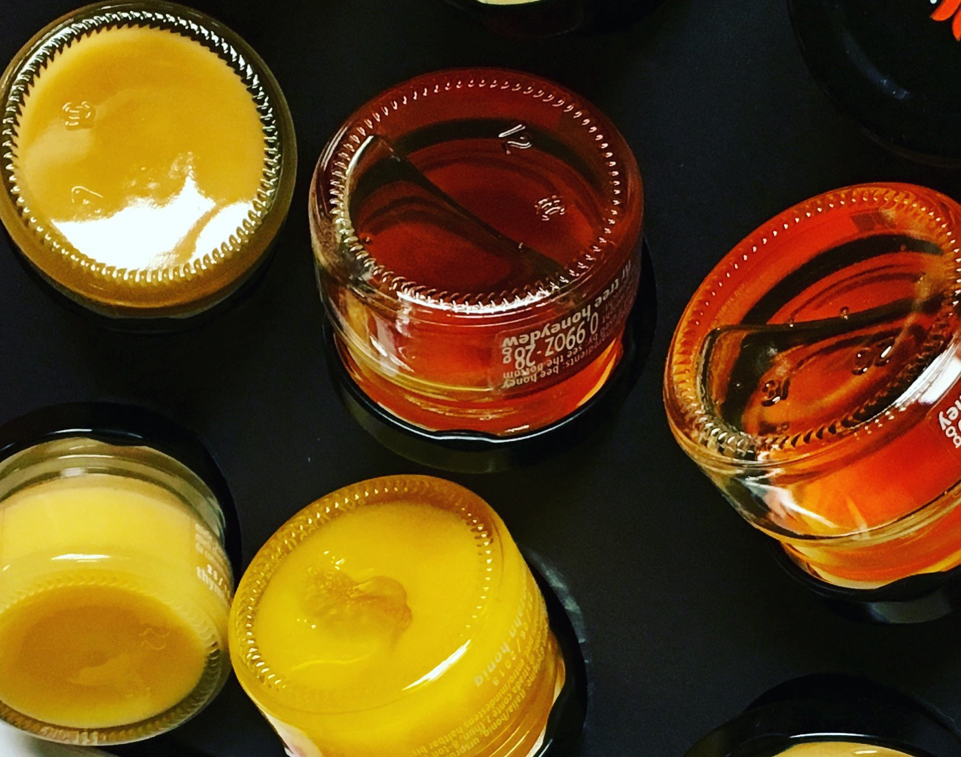 Colori e le consistenze del miele. #iorestoacasa faccio la spesa online e compro italiano | ©foto Sandra Longinotti