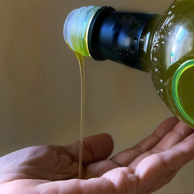 quando posso, mi piace assaggiare l'olio extravergine di oliva direttamente nel palmo della mano... hai mai provato? | foto Sandra Longinotti
