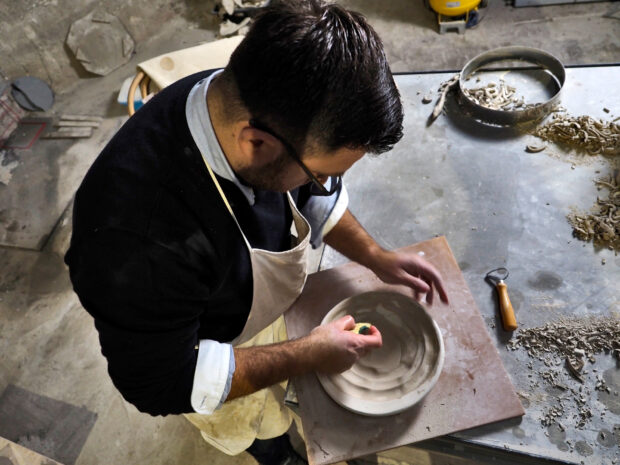 Peppino Lopez al lavoro mentre modella uno dei uoi piatti di design fatti a mano
