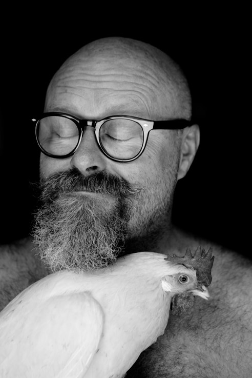 Paolo Parisi con una delle sue ovaiole | ©foto P-A Jörgensen