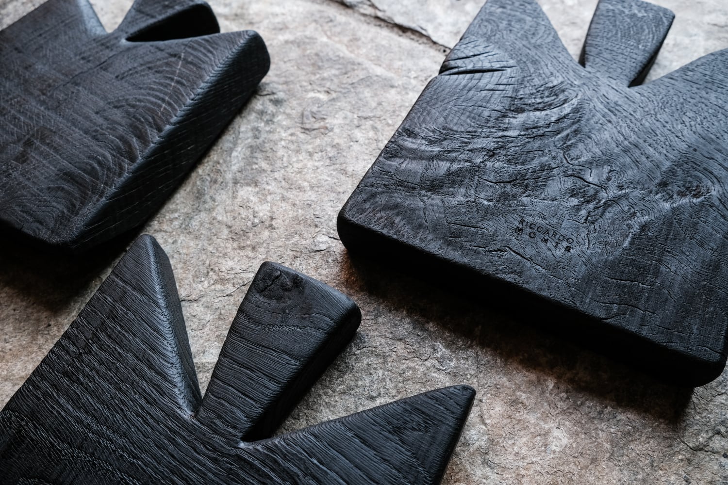 Taglieri in legno fatti a mano da Riccardo Monte trattati con la tecnica della carbonizzazione | ©foto Katie May