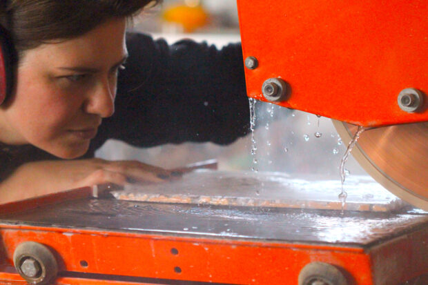 Maya Lapp taglia un piatto in vetro Glass MaDe