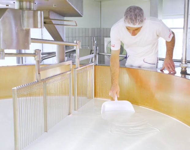 Philipp Messmer al lavoro nel suo caseificio dove produce formaggio Appenzeller®