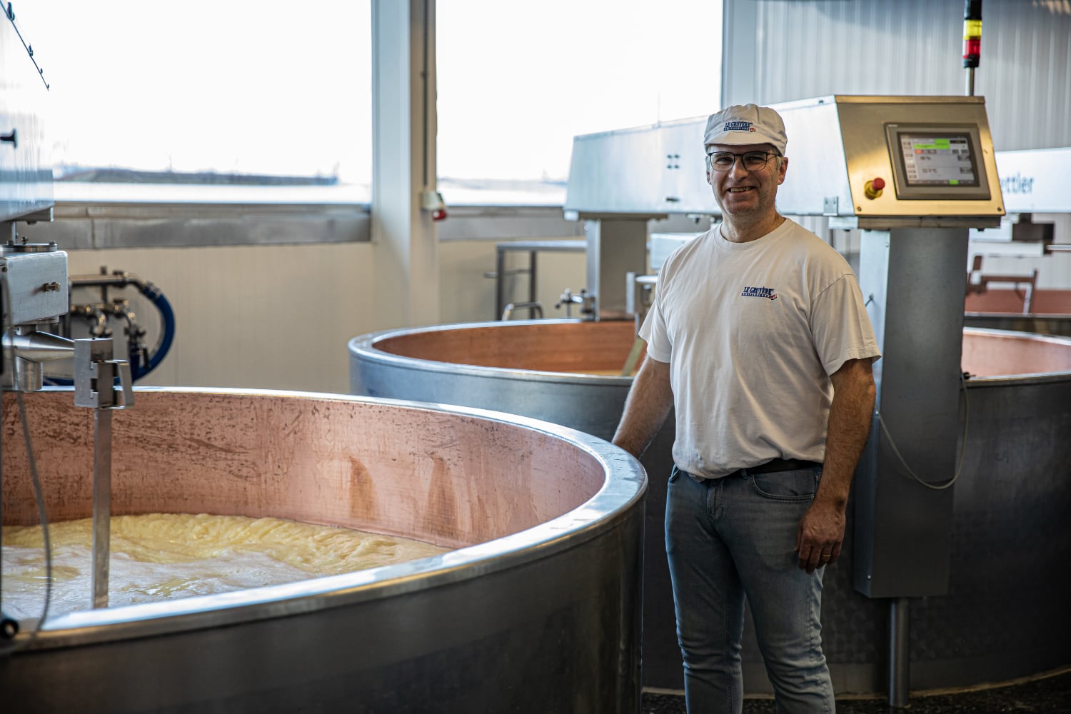 Alexandre Tinguely, nel caseificio dove produce formaggio Le Gruyère DOP