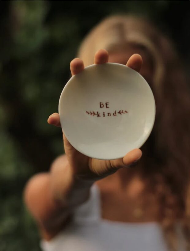 Giovelab | Piatti Poetry "Be kind" in porcellana